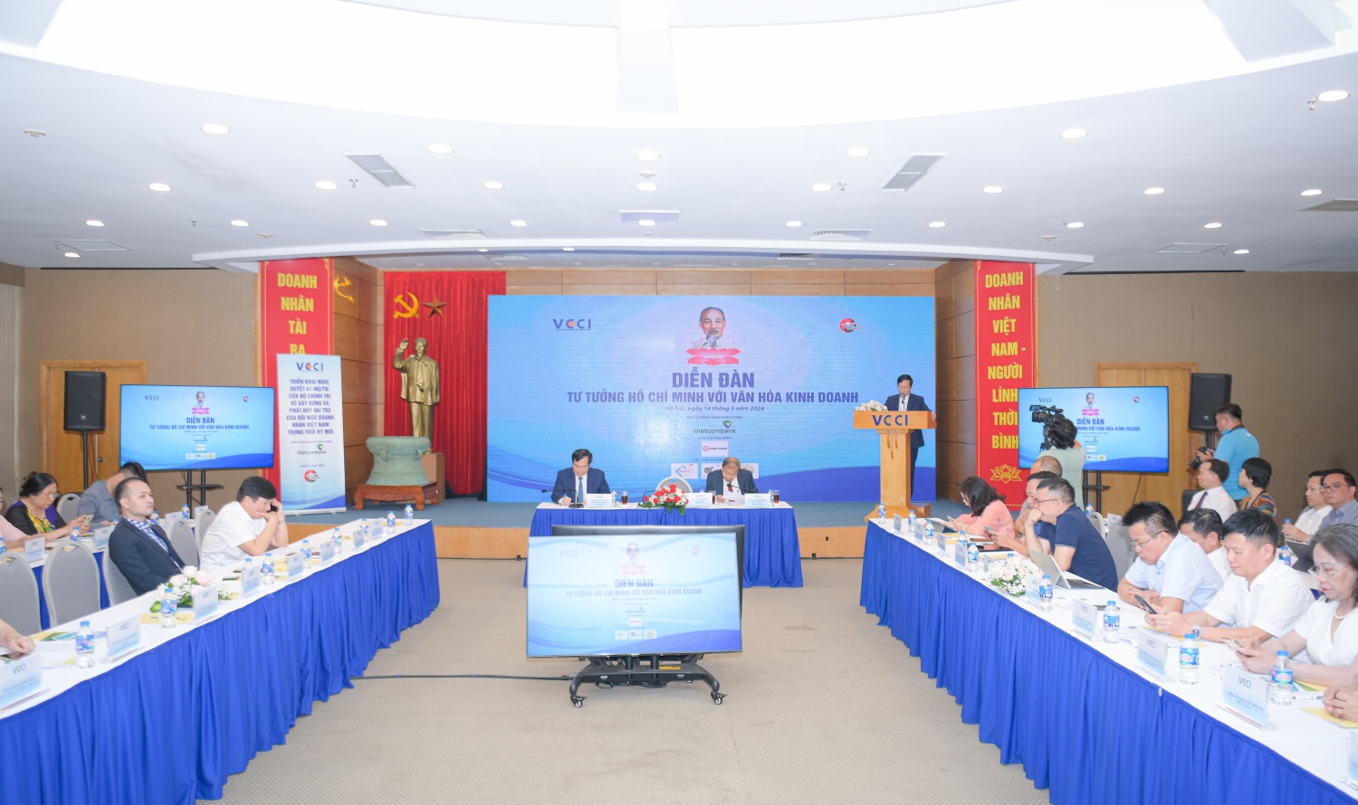 Toàn cảnh diễn đàn